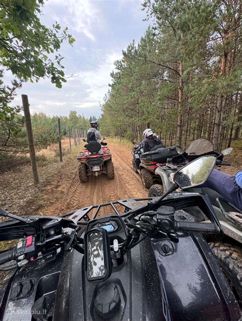 Keturračiai važiuojantys miško taku