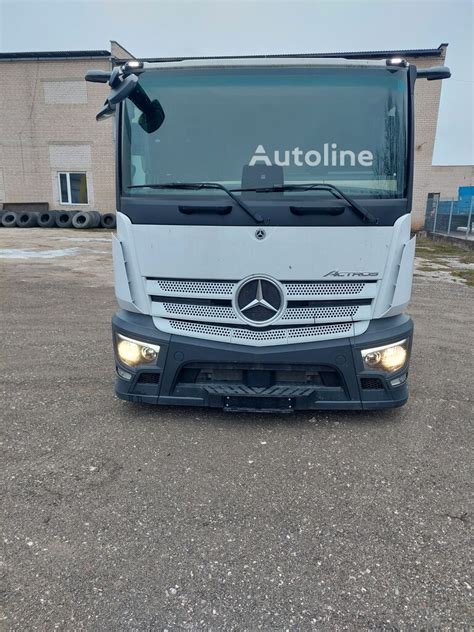 Detalus Mercedes-Benz Actros autovežio priekabos vaizdas