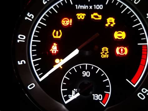 Audi A4 prietaisų skydelio indikatorių pavyzdžiai