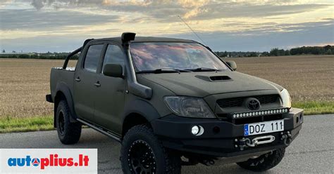 Toyota Hilux visureigis kelyje