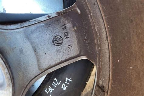 Volkswagen Fox automobilio ratlankių matmenų schema