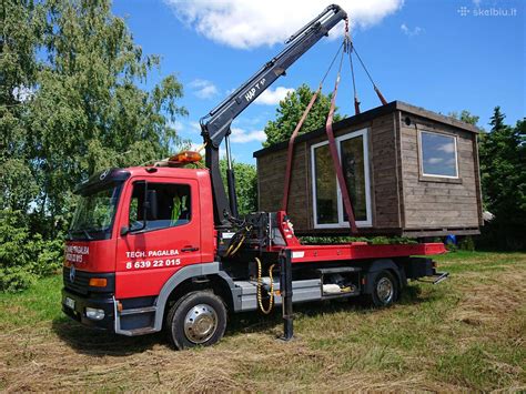 Infografika apie degalų sąnaudų didėjimą su kroviniu ant stogo