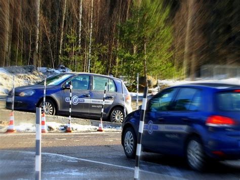 Simbolinė iliustracija, vaizduojanti vairavimo egzaminuotoją ir mokinį automobilyje