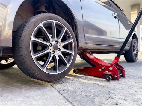 Automobilio pakėlimas domkratu