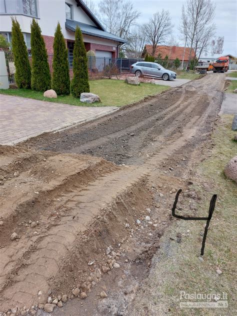 Simbolinis paveikslėlis, vaizduojantis kelio ir rato sąveiką