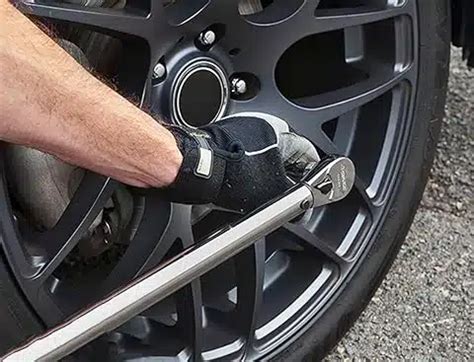 Automobilio pakėlimas ir priekinės dalies išmontavimas