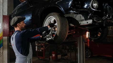 Profesionalus autoservisas atlieka automobilio stabdžių patikrą