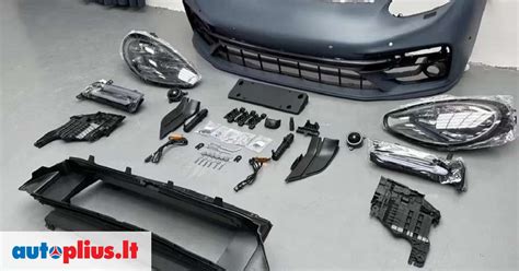 Dalis automobilio priekio su žibintais