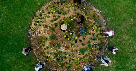 Žmonės rankomis susikabinę