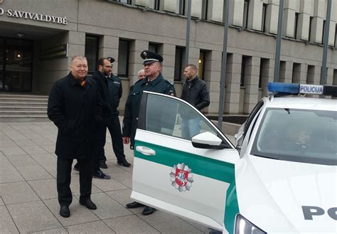 Policijos automobilis su greičio matavimo įranga