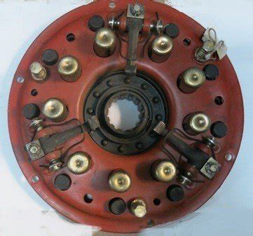 Sankabos mechanizmo schema JUMZ traktoriuje