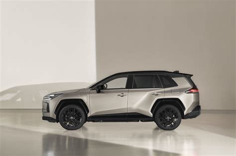 Toyota RAV4 su prikabinta priekaba