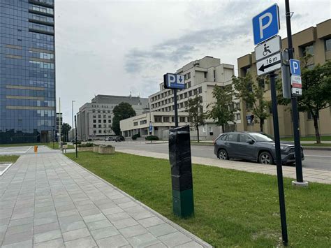Parkomatai ant stovėjimo aikštelės prie Seimo