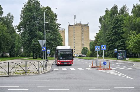 Simbolinė nuotrauka: keleivis lipa į autobusą