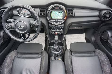 Mini Cooper su vairavimo asistentų sistema