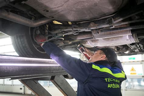 Nuotrauka, vaizduojanti automobilio techninės apžiūros procesą