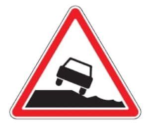 Pavojingas kelio ruožas su posūkiu