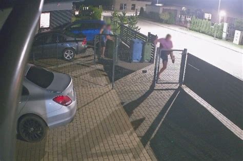 Vaizdas iš vaizdo kameros su automobilio įvažiavimu į kiemą