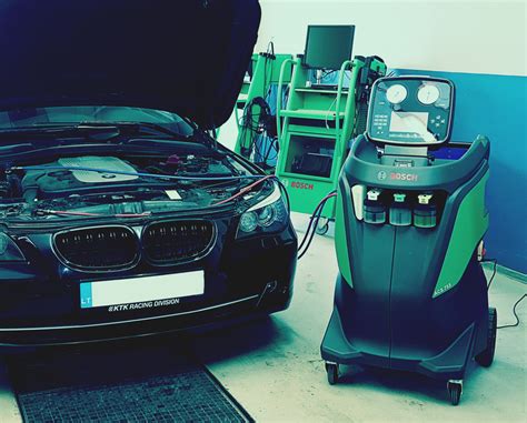 Mechanikas dirbantis su Bosch diagnostikos įranga