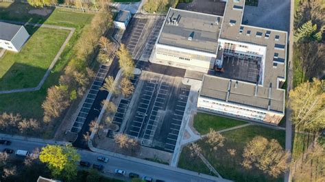 Vaizdas į modernią automobilių stovėjimo aikštelę prie parko