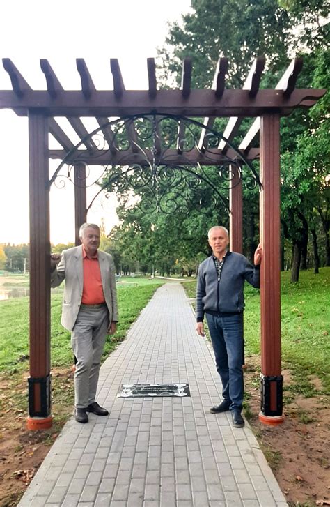 Nuotrauka su suoliukais ir pavėsinėmis Draugystės parke
