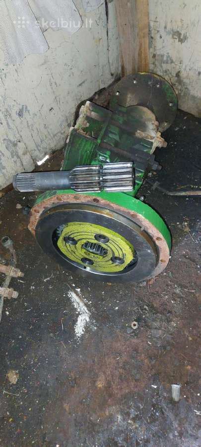 John Deere traktoriaus pavarų dėžės vidinės dalys
