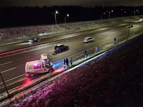 Nuotrauka: žmogus keičia automobilio ratą