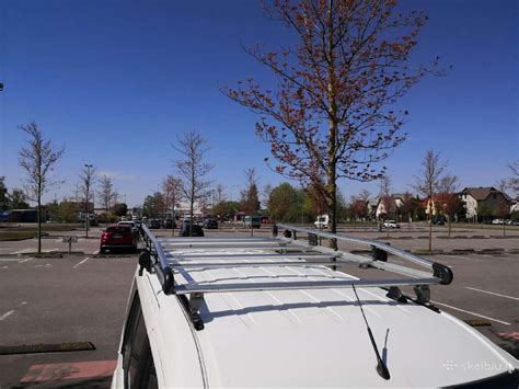 automobilis su stogo bagažine kelyje