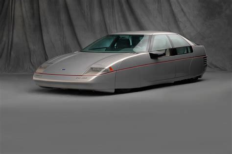 Automobilis Ford Probe įkritęs į vandenį