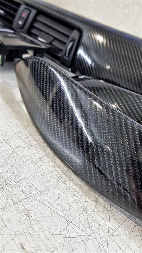 Automobilio salono detalės, apdailintos karbono imitacijos plėvele