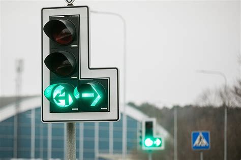 Vaizdinė schema, kaip veikia žalios rodyklės su papildomomis sekcijomis šviesoforuose