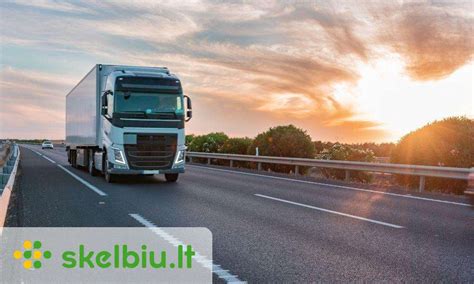 Erdvus sunkvežimio salonas su įrengtu šaldytuvu