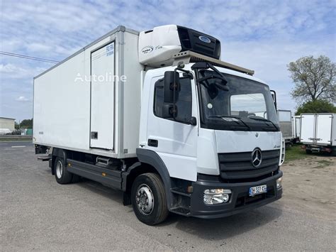 Fotografija Mercedes sunkvežimio šaldytuvo su išvardintomis techninėmis specifikacijomis