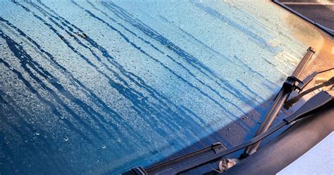 Schematinis paaiškinimas, kaip susidaro kondensatas ant automobilio stiklo šaltu oru