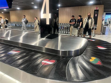 Žmonės oro uoste, laukiantys skrydžio