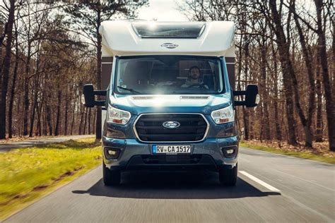 Ford Transit su atidarytomis šoninėmis ir galinėmis durimis