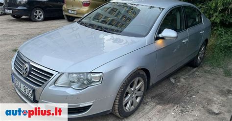 Volkswagen Passat automobilis su šviečiančiais galiniais žibintais