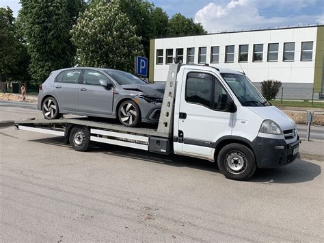 Transportuojamas automobilis su tralu