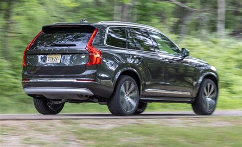 Nuotrauka su Volvo XC90 galine ašimi ir jos komponentais.