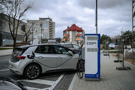 Automobiliai pastatyti elektromobilių įkrovimo stotelėse