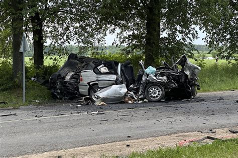 Jauni žmonės besimokantys vairuoti