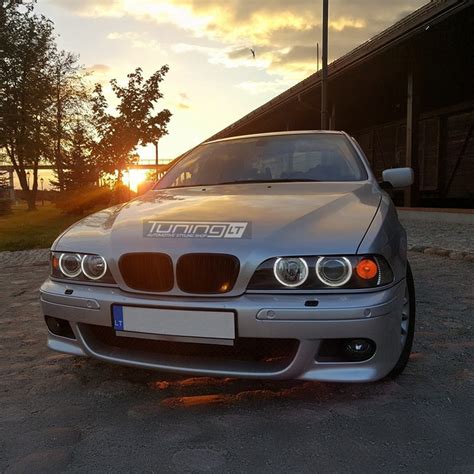 BMW E39 priekinis žibintas su išardytais komponentais