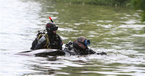 Vyras plaukia ežere