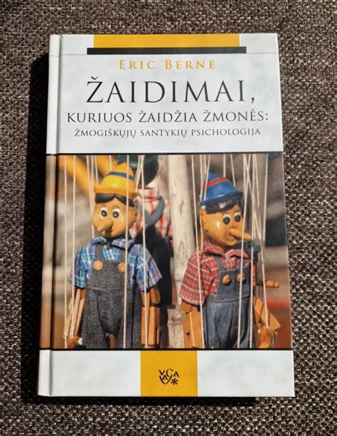 Žmonės žaidžia žaidimus autobuse