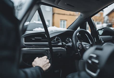 Schema, iliustruojanti saugų atstumą tarp automobilių
