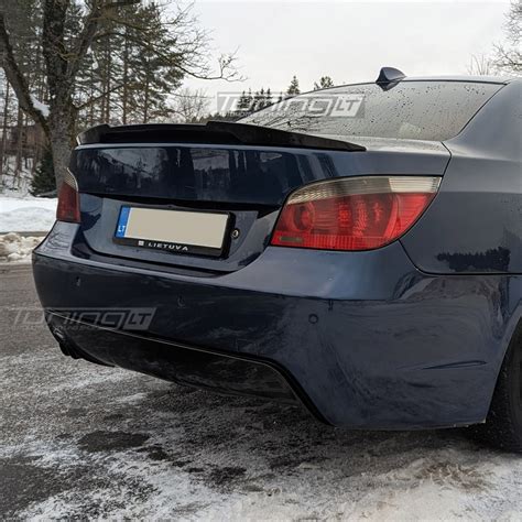 BMW E60 bagažinės vaizdas su atsarginiu ratu