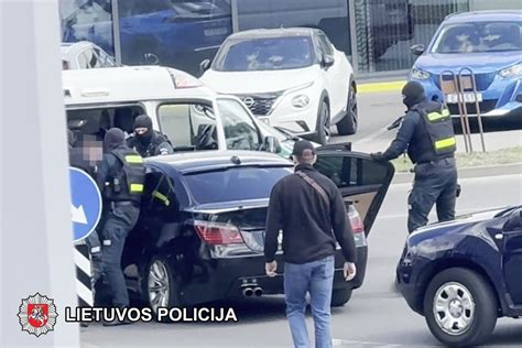 Jaunas vyras vairuoja sunkvežimį