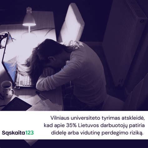 Studentas su nešiojamuoju kompiuteriu prie Vilniaus universiteto