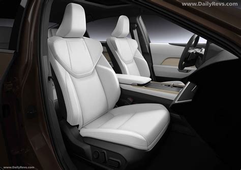 Lexus ES 350e interjeras su dideliais ekranais
