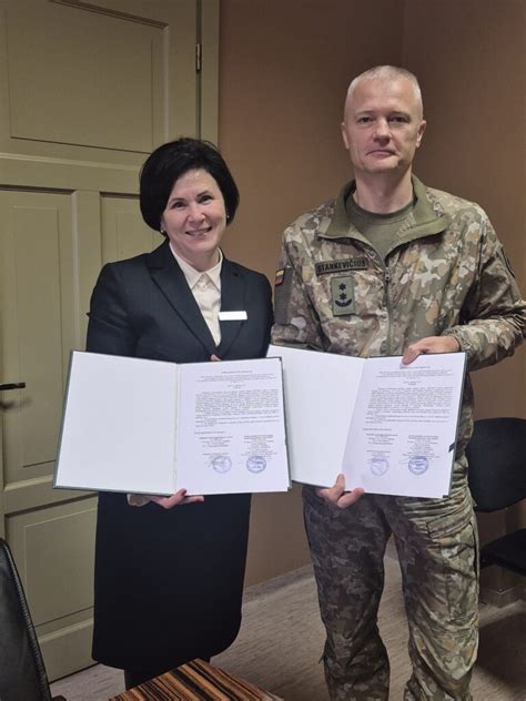 Simbolinis paveikslėlis, vaizduojantis technologijų ir žmogaus bendradarbiavimą automobilių remonte